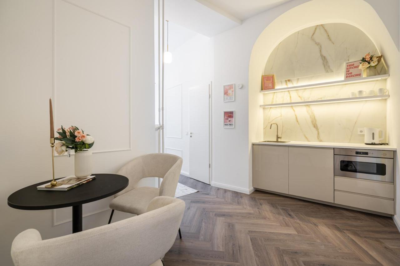 E13 - Grand Boulevard Heritage Suite - Best Location By Bqa Budapest Bagian luar foto