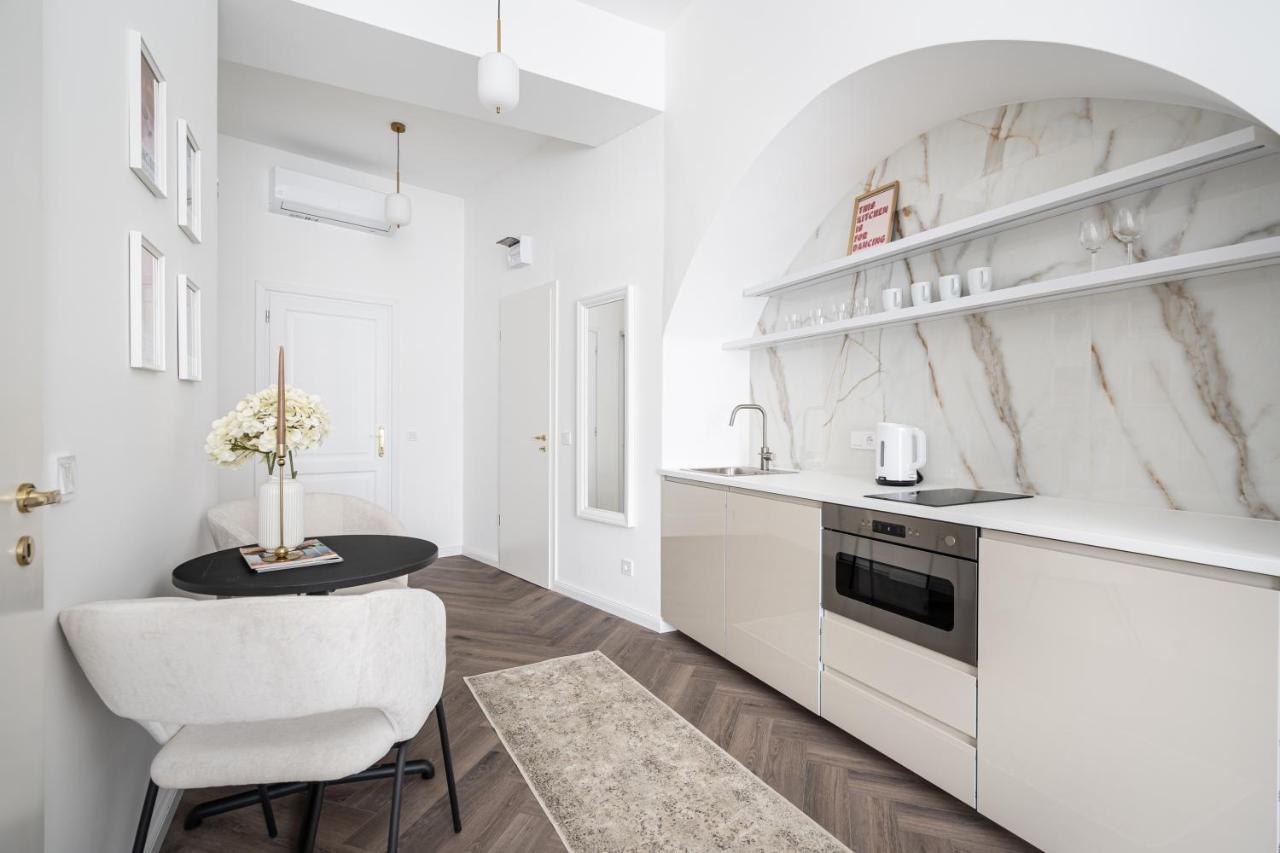 E13 - Grand Boulevard Heritage Suite - Best Location By Bqa Budapest Bagian luar foto