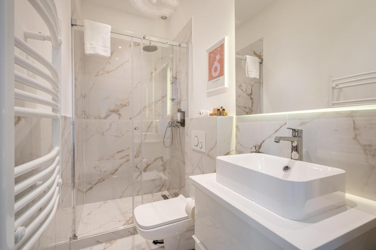 E13 - Grand Boulevard Heritage Suite - Best Location By Bqa Budapest Bagian luar foto