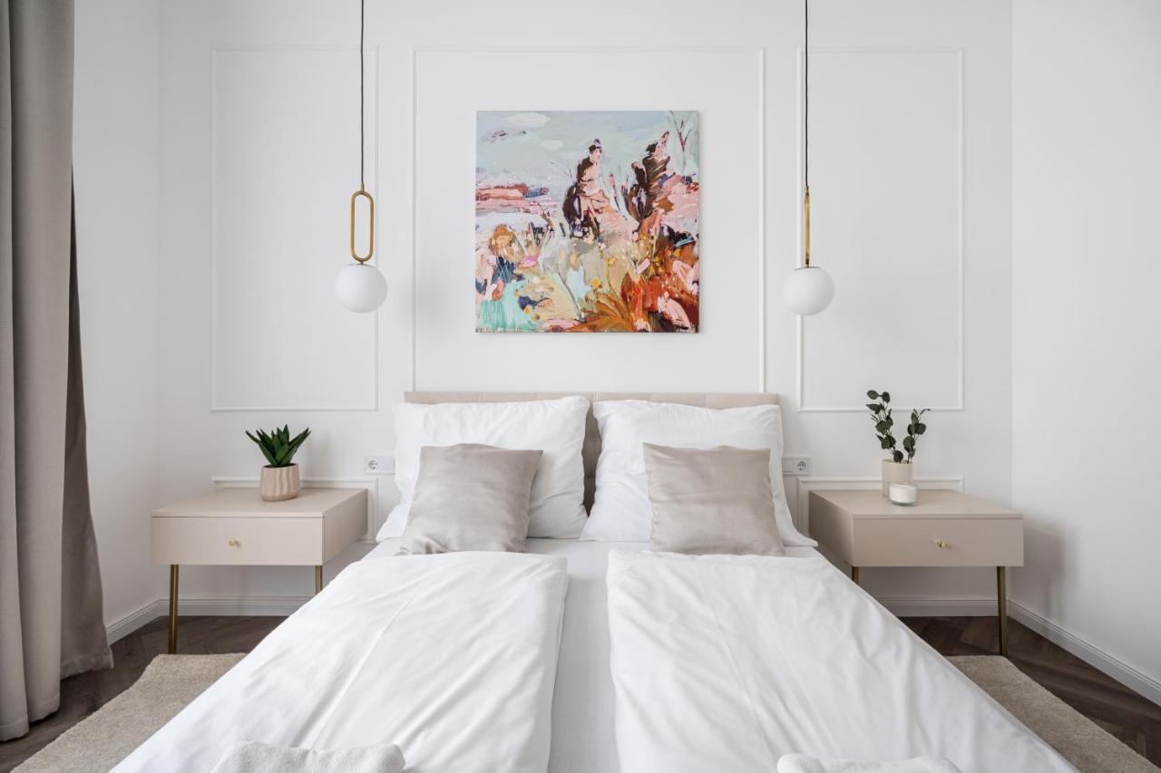 E13 - Grand Boulevard Heritage Suite - Best Location By Bqa Budapest Bagian luar foto