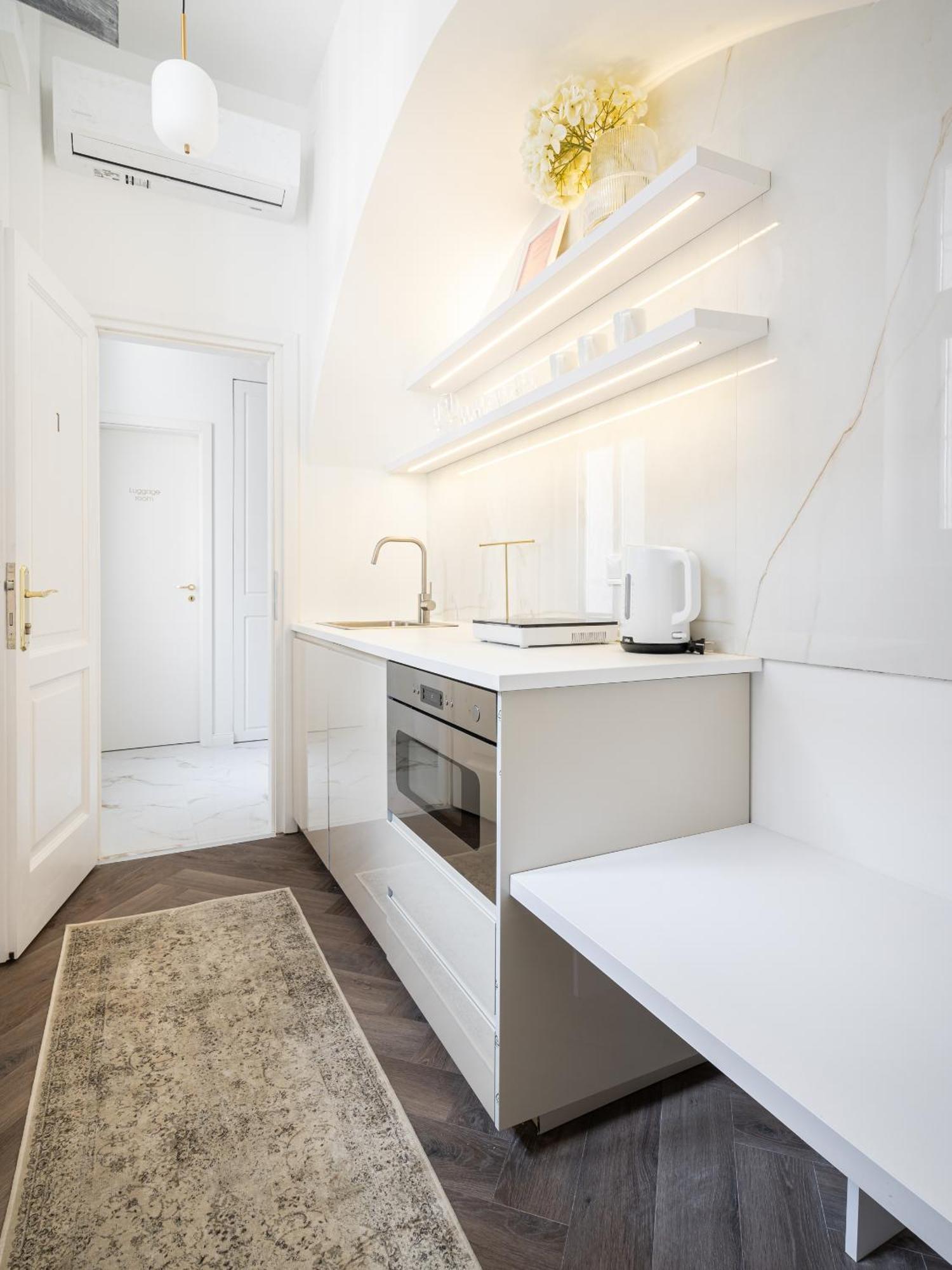 E13 - Grand Boulevard Heritage Suite - Best Location By Bqa Budapest Ruang foto